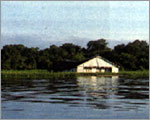 湖に沈む民家